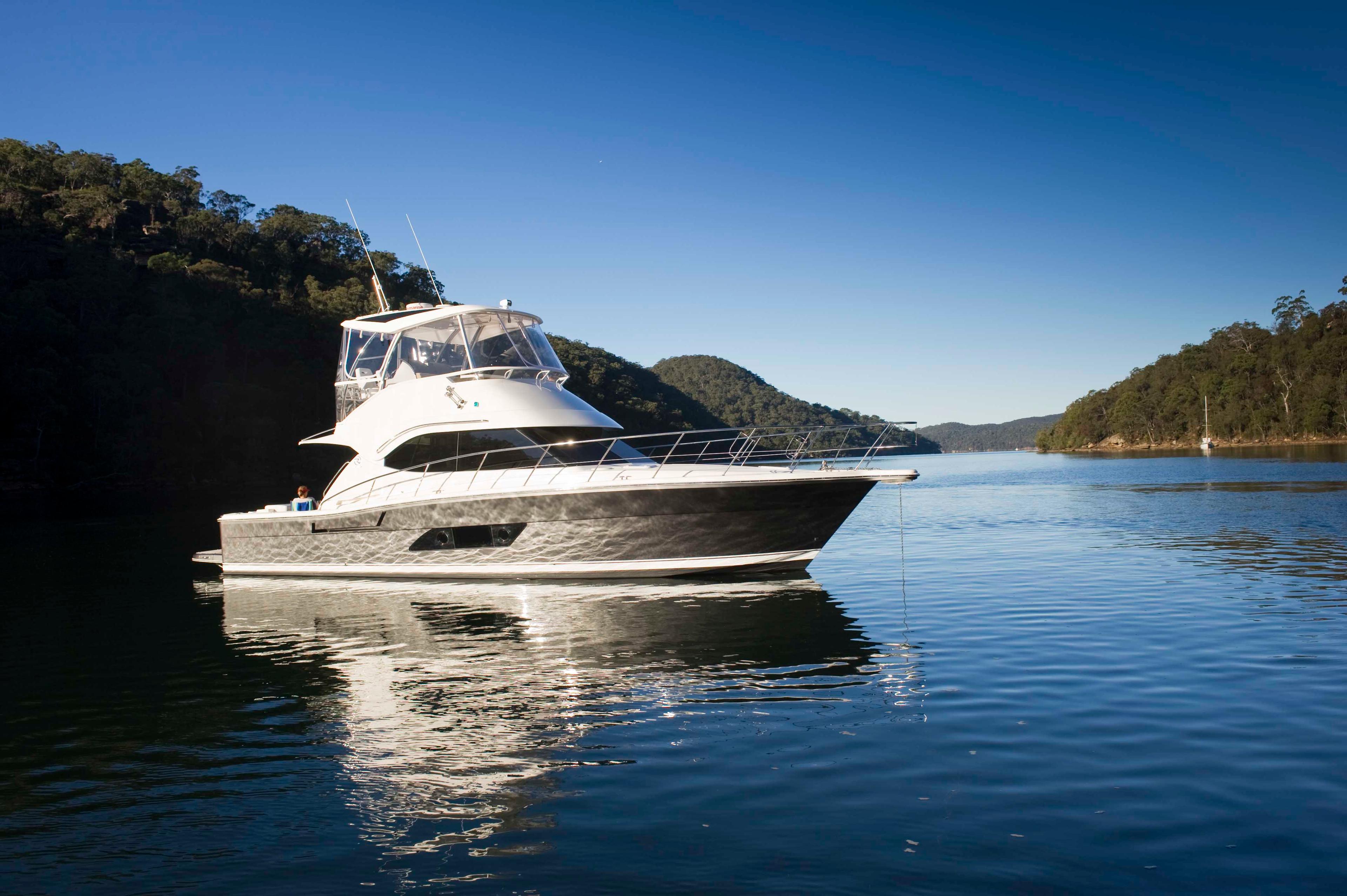 BOAT SHOWS – Riviera heads west